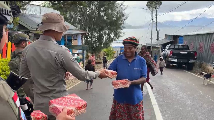 Rayakan HUT Brimob ke-80, Satgas Tindak Sektor Paniai Gelar Bakti Sosial Berbagi Paket Makanan untuk Warga&nbsp;Paniai