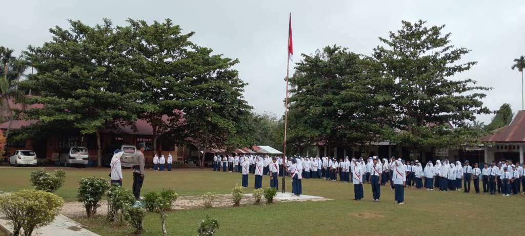 Jadi Pembina Upacara, Kasat Binmas Polres Dharmasraya Beri Penyuluhan Antibullying di SMPN 3&nbsp;Sitiung