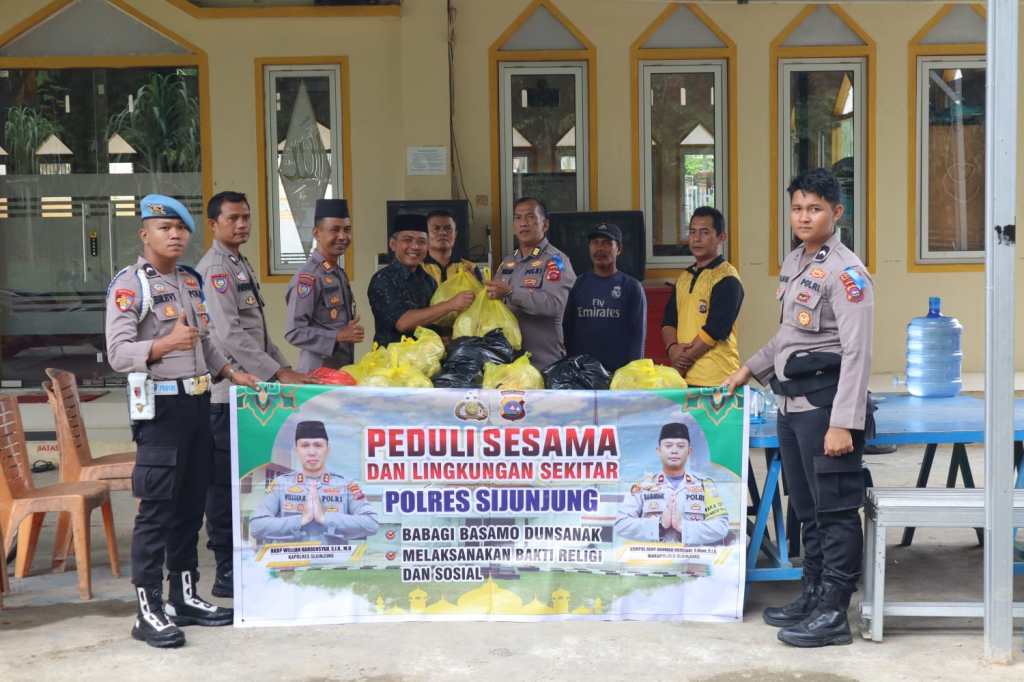 Polres Sijunjung Kembali Salurkan Bansos “Jumat Berkah” di Dua&nbsp;Masjid