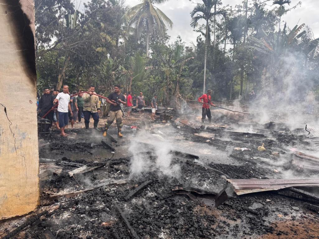 Gerak Cepat Polsek Pangkalan Bersama Damkar Tangani Kebakaran Rumah Warga di Bukit&nbsp;Talao