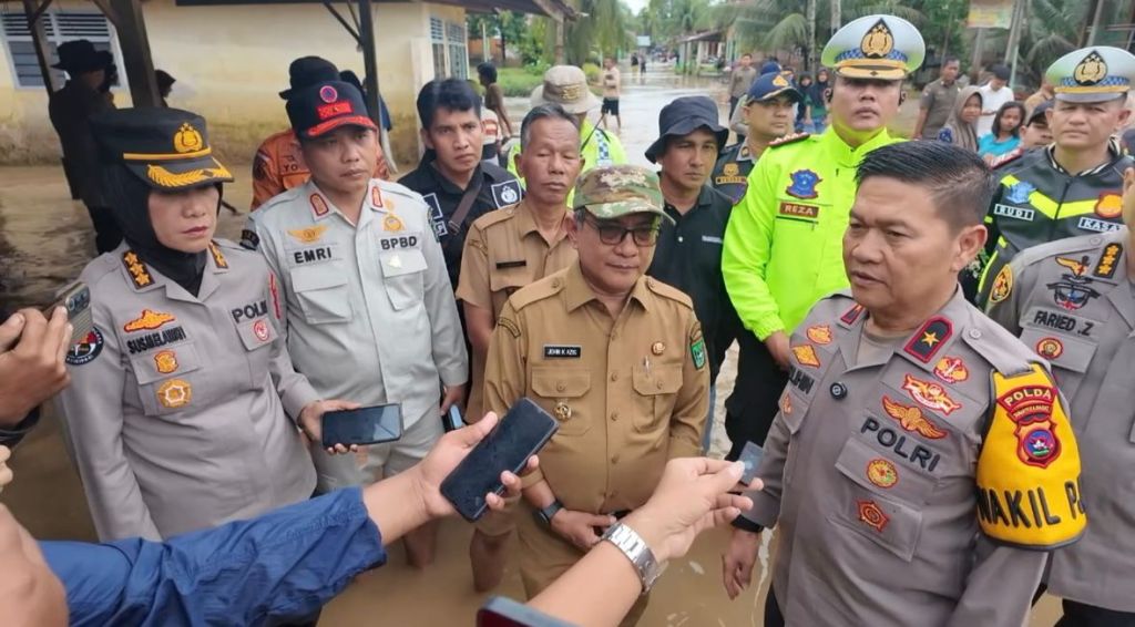 Polri Hadir Untuk Masyarakat, Wakapolda Sumbar Tinjau Lokasi Banjir di Ulakan Tapakis, Salurkan Bantuan untuk Warga&nbsp;Terdampak