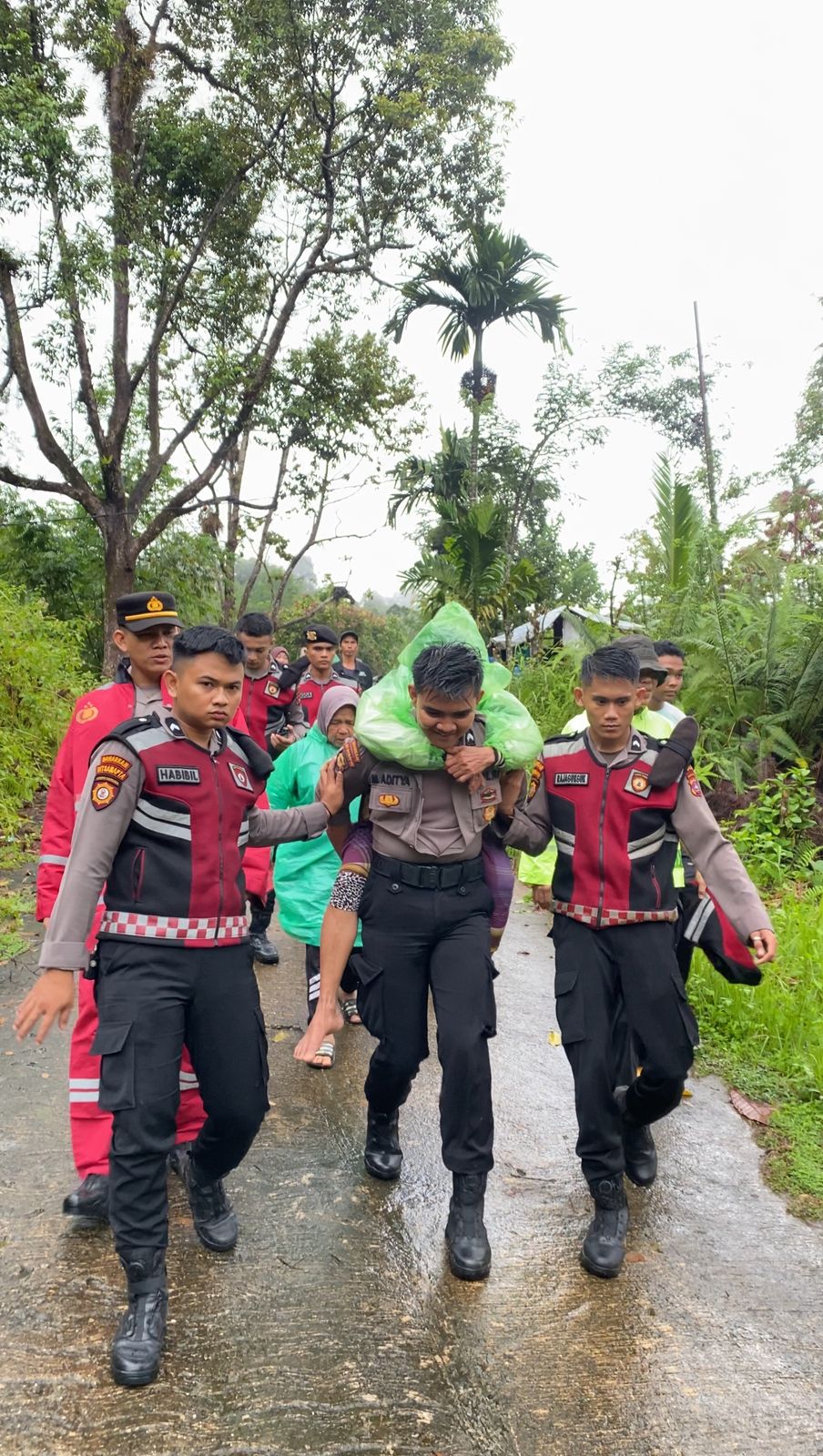 Personel Polresta Padang Evakuasi Warga Batu Busuk Terdampak Banjir dan Rawan&nbsp;Longsor