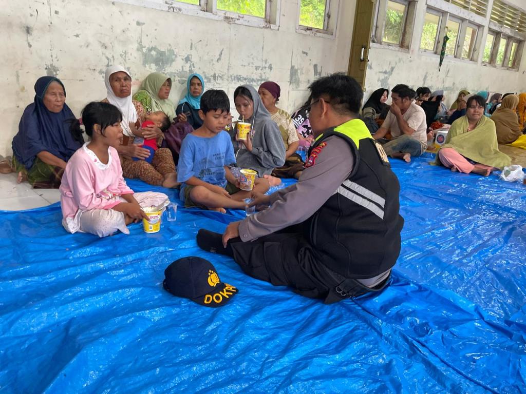 Polresta Padang Kerahkan Tim Trauma Healing bagi Warga Terdampak Banjir dan&nbsp;Longsor