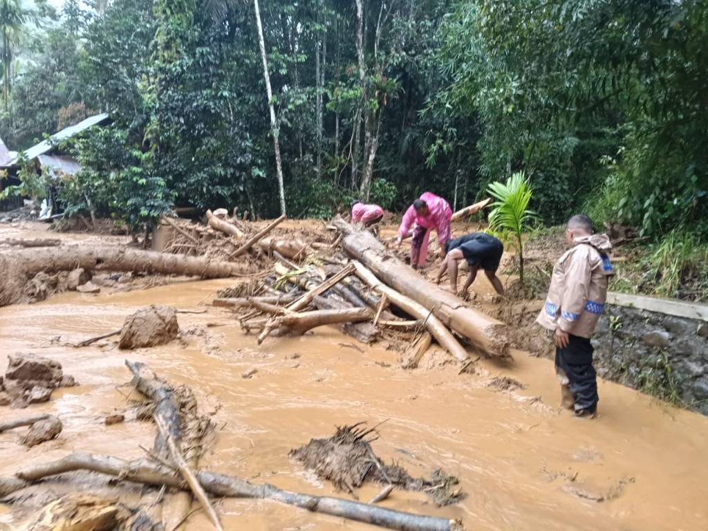 Polsek Palembayan Tangani 15 Titik Bencana Akibat Hujan Ekstrem, Jalankan Evakuasi, Pengamanan arus lalulintas, hingga Pembersihan&nbsp;Material