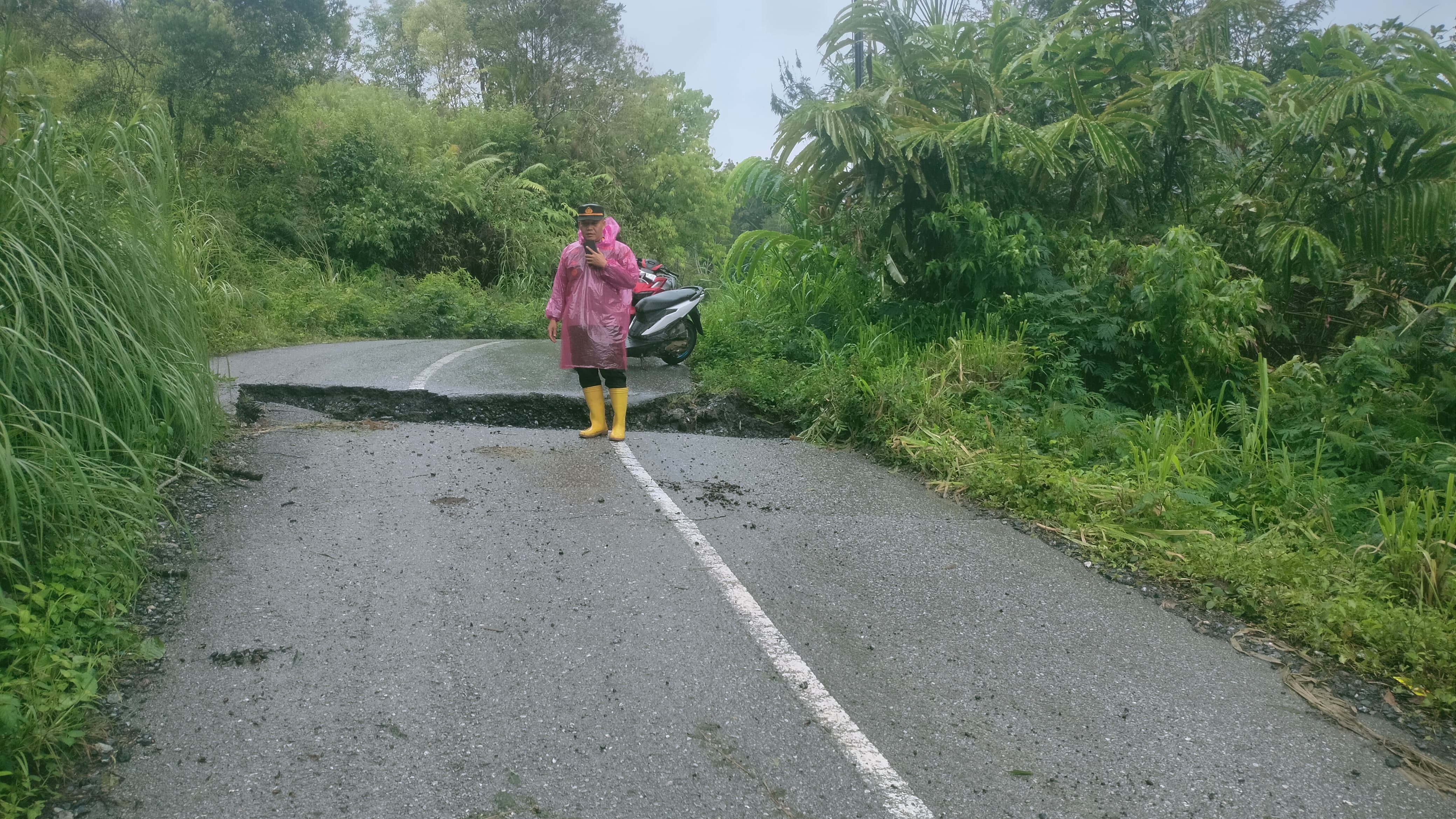 Kapolsek Suliki Tinjau Lokasi Bencana Alam Akibat Cuaca Ekstrem di Kecamatan Gunung Omeh