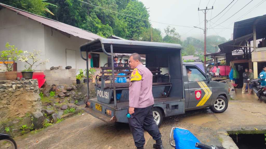 Batu Busuk Diterjang Banjir, Polresta Padang Bergerak Cepat Selamatkan&nbsp;Warga