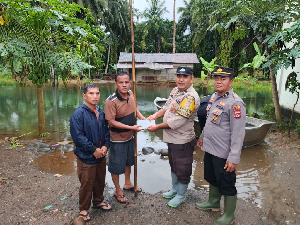 Polres Pasaman Barat melalui Polsek Jajaran Salurkan Bantuan untuk Masyarakat Terdampak&nbsp;Banjir