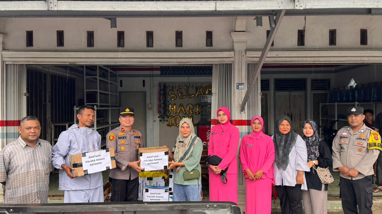 Polsek Ranah Batahan Salurkan Bantuan di Posko Pengungsian Korban Banjir di Nagari Batahan Pasaman Barat