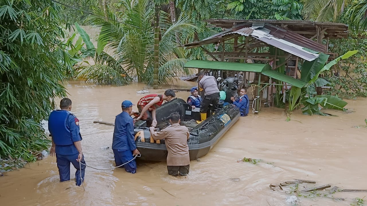Luapan Sungai dan Longsor Kepung Padang, Polresta Padang lakukan Evakuasi Besar-besaran di Padang