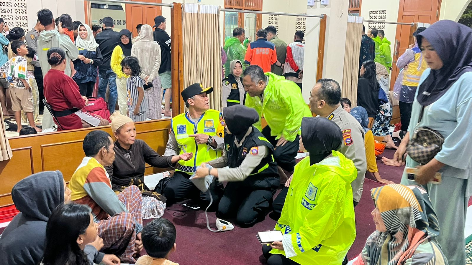 Biddokkes Polda Sumbar Gelar Bakti Kesehatan di Lokasi Bencana, 202 Warga Terlayani