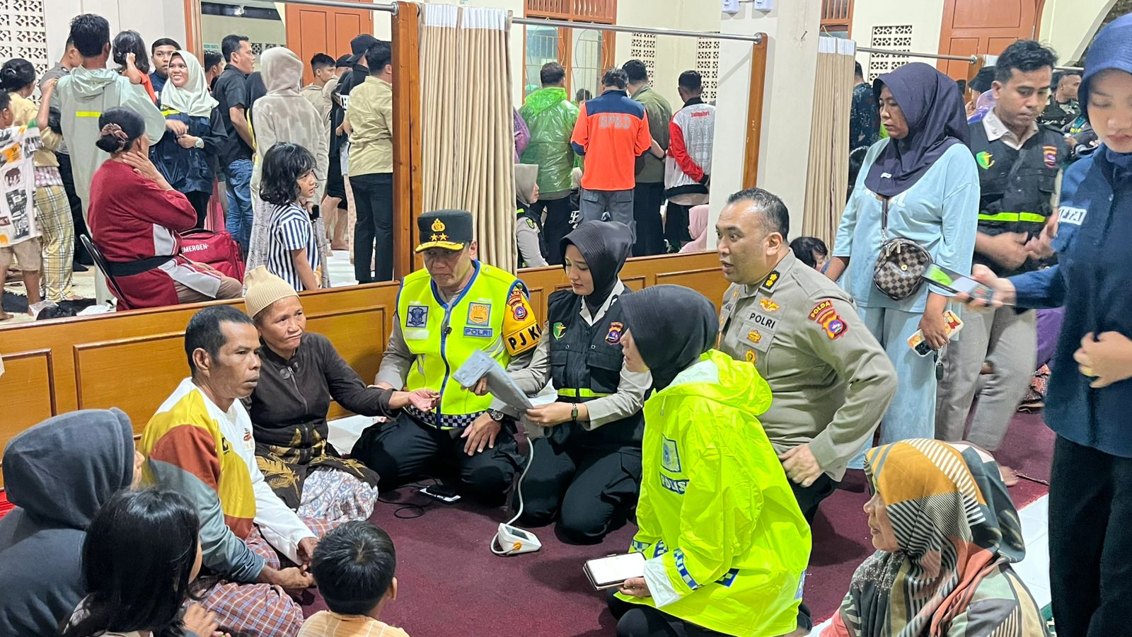 Kapolda Sumbar Tinjau Langsung Lokasi Banjir, Pastikan Evakuasi dan Logistik Berjalan Aman
