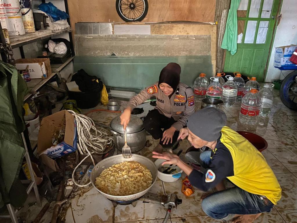 Polwan Polda Sumbar Dampingi Anak-Anak di Pengungsian, Gelar Trauma Healing dan Bantu Dapur Umum untuk Korban&nbsp;Banjir