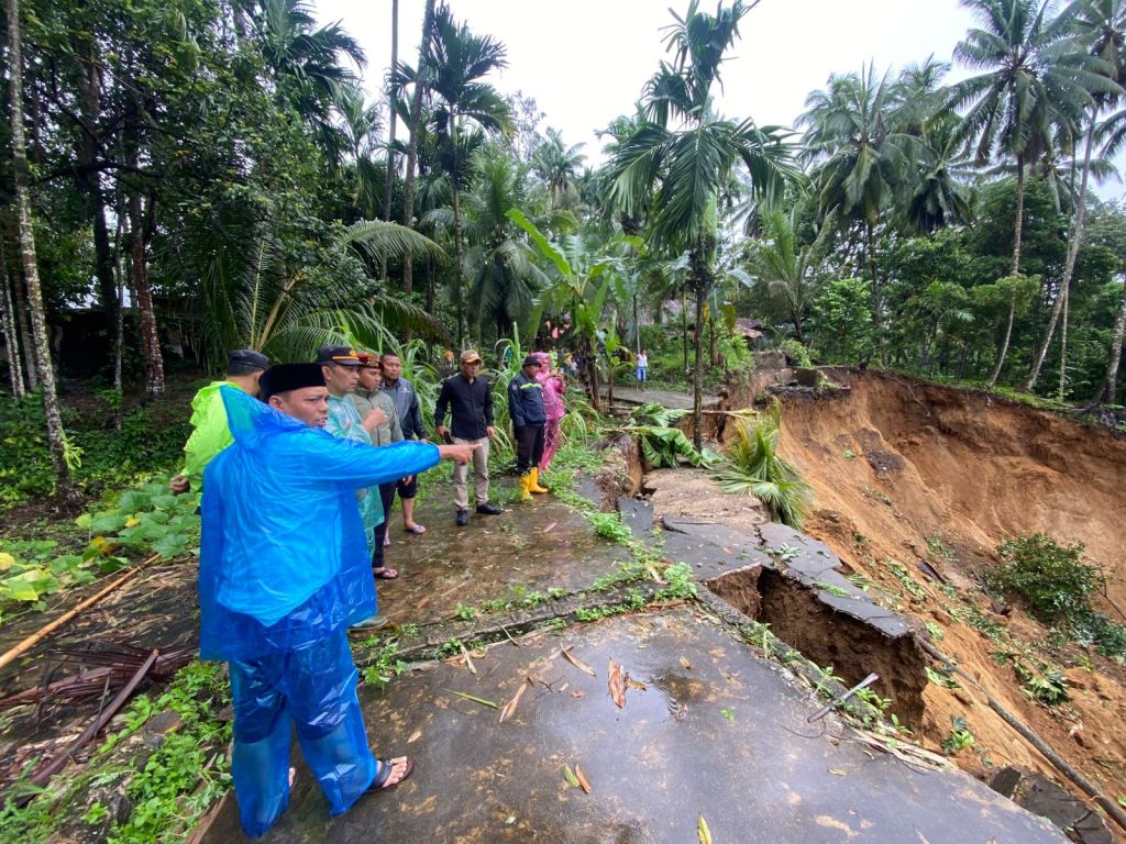 Kapolsek V Koto Kampung Dalam Meninjau Lokasi Tanah Longsor di Korong Kayu Mudo, Nagari Padang Alai Kec V Koto&nbsp;Timur