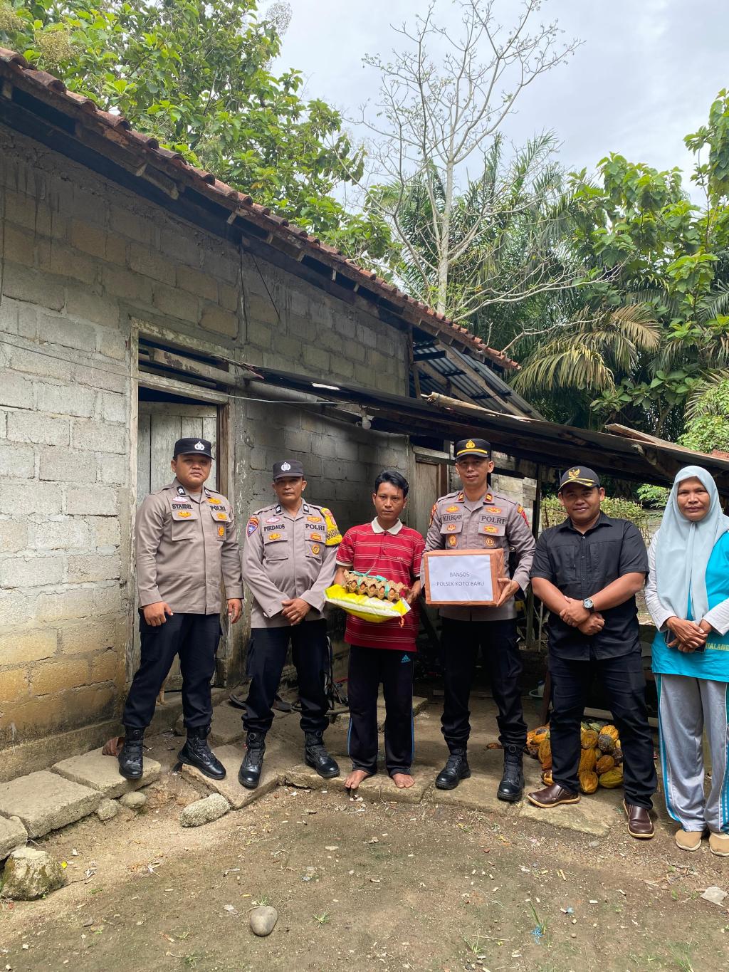 Kapolsek Koto Baru Polres Dharmasraya Turun Langsung Salurkan Sembako kepada&nbsp;Warga