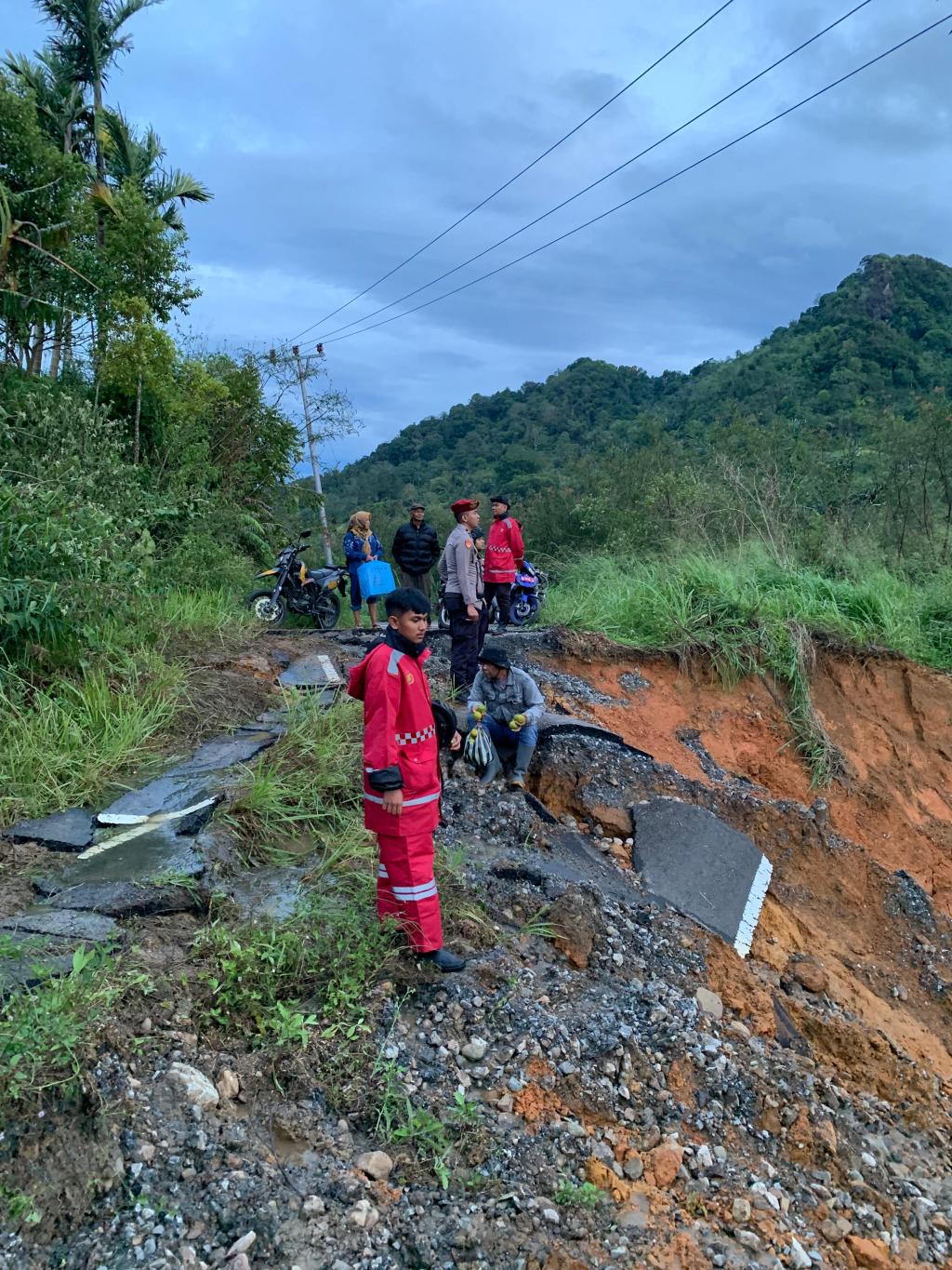 Patroli Sat Samapta Polres 50 Kota Salurkan Sembako dan Pantau Wilayah Terdampak Bencana&nbsp;Alam