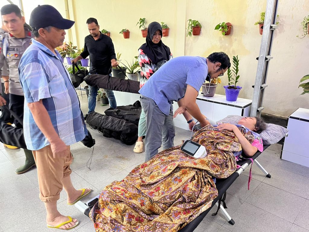 Kapolsek Kuranji Evakuasi Warga Sakit Terjebak Banjir ke Posko&nbsp;Bencana