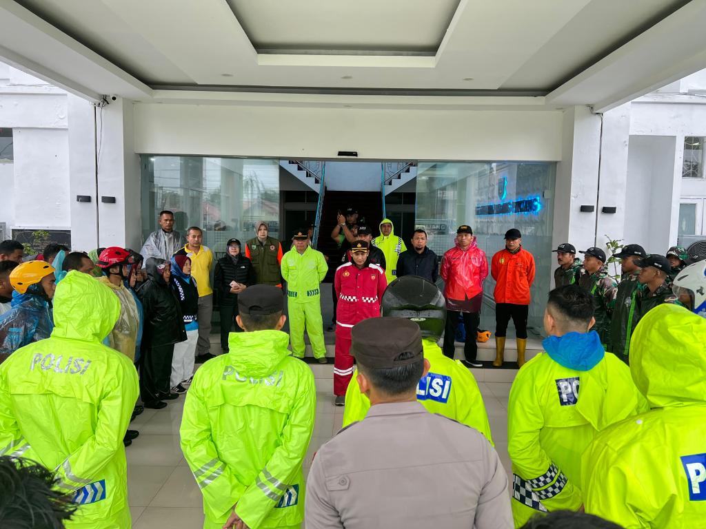 Padang Panjang Dilanda Banjir,&nbsp; Kapolres pimpin Apel Rangkaian Evakuasi Korban Bencana Alam di Kantor&nbsp; Balai Kota Padang&nbsp;Panjang