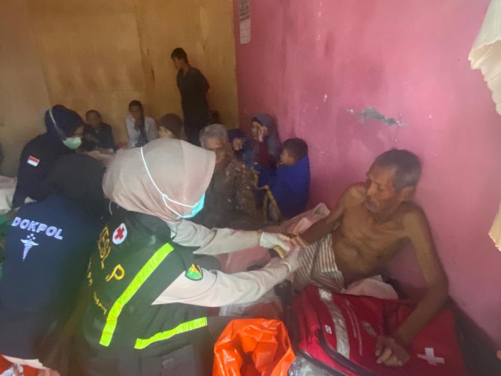 Pasca banjir Polres Pariaman melakukan kegiatan pembersihan sisa puing dan lumpur yang menggenangi rumah&nbsp;warga.