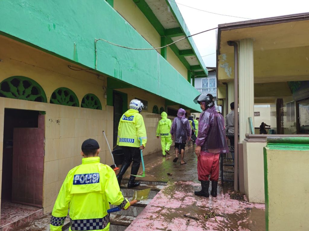 Polresta Bukittinggi Bantu Pembersihan Material Banjir di Masjid Al Ihsan Koto&nbsp;Tuo