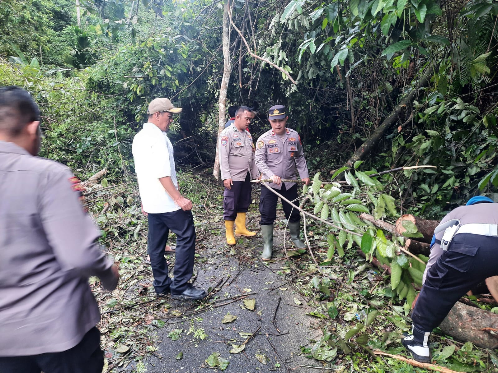 Polsek Kampung Dalam Bersama TNI dan Warga Bersihkan Material Longsor di Korong Kampung Parik.