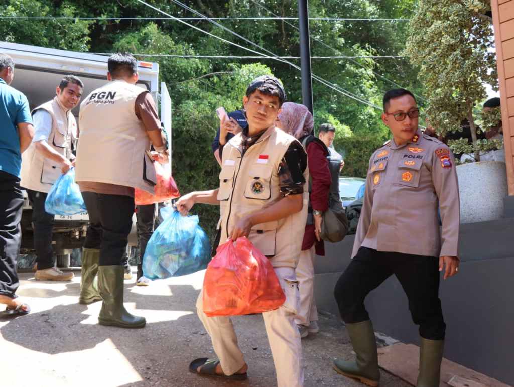 Kapolres Solok Kota AKBP Mas’ud Ahmad Distribusikan Bansos Melalui Danau Singkarak ke Nagari Muaro Pingai dan&nbsp;Paninggahan