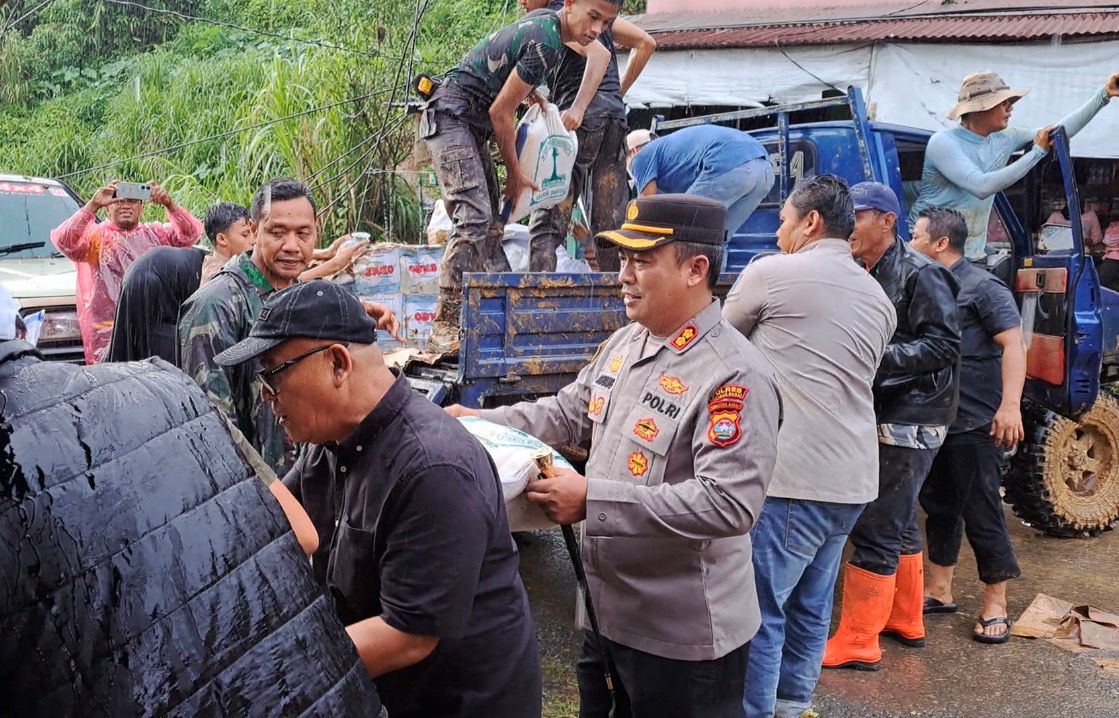 Kapolres Pasaman Barat bersama Unsur Forkopimda Mengunjungi dan Serahkan Bantuan ke Korban Longsor di Talamau