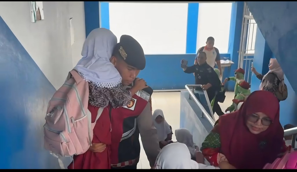 Simulasi Tsunami di Padang: Personel Polri Tunjukkan Aksi Cepat dan Humanis Saat Evakuasi&nbsp;Warga