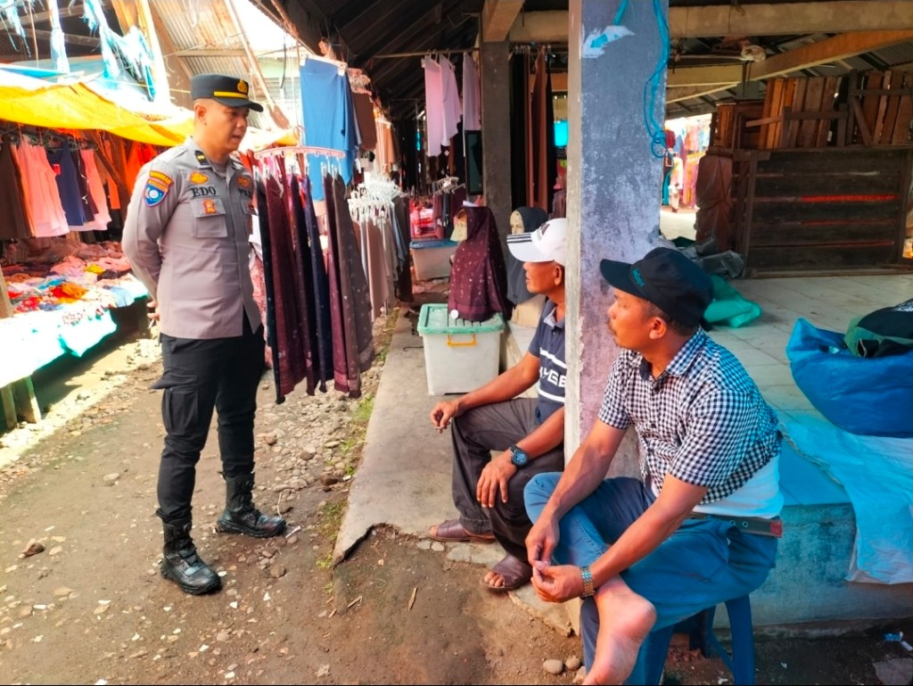 Cegah Aksi Premanisme dan Pungli di Pasar Tradisional Kapar, Personel Polsek Pasaman Menggelar Kegiatan Patroli&nbsp;Dialogis