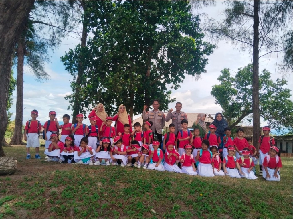 Ajak Siswa PAUD/TK Pungut Sampah Pantai Bareng Polisi, Aiptu Juwaldi : “Alam Punya Hak, Kita Wajib&nbsp;Jaga!”