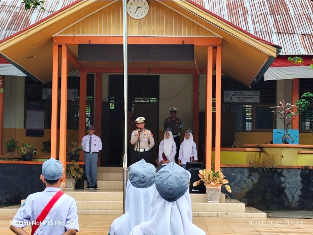 Kasat Lantas Polres Pariaman Jadi Pembina Upacara di SMA Negeri 6 Pariaman, Ajak Siswa Tertib Berlalu Lintas dan Jauhi Perilaku&nbsp;Negatif.