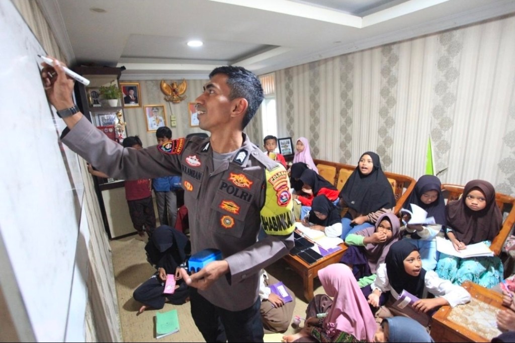 Dekat dengan Anak, Bhabinkamtibmas Koto Baru Ajar Bahasa Inggris Gratis: Inovasi Edukatif Bripka Wedi Rahmad&nbsp;Amran