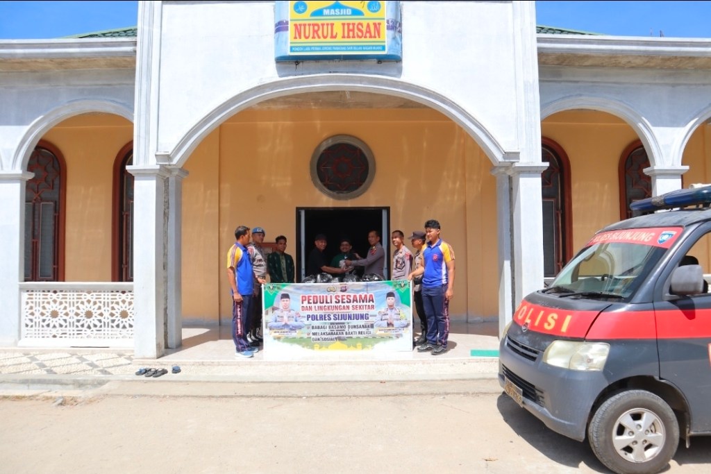 Kegiatan sosial Jumat berkah, Polres Sijunjung berbagi makanan ke Jamaah&nbsp;Mesjid&nbsp;