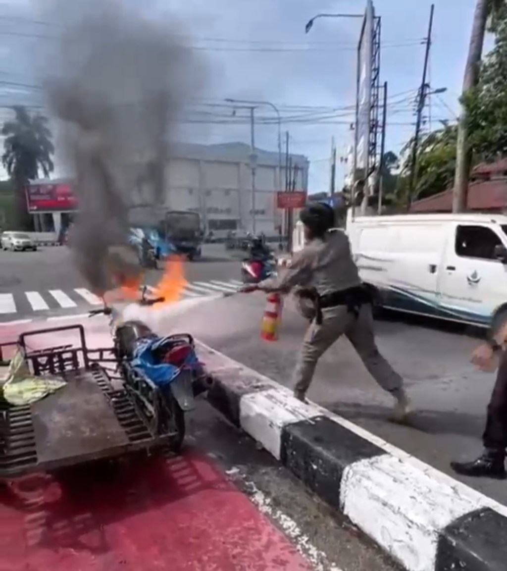 Respons Cepat Brimob Polda Sumbar: Kebakaran Becak Motor di Simpang Kandang Berhasil&nbsp;Dipadamkan