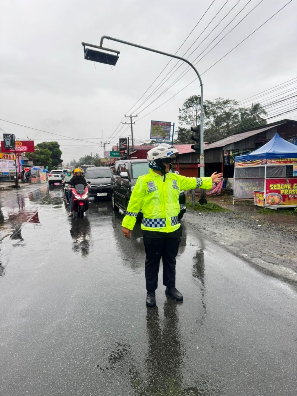 Hujan Bukan Halangan, Satlantas Polres 50 Kota Tetap Laksanakan Preventif Pagi di Titik Rawan&nbsp;Kemacetan