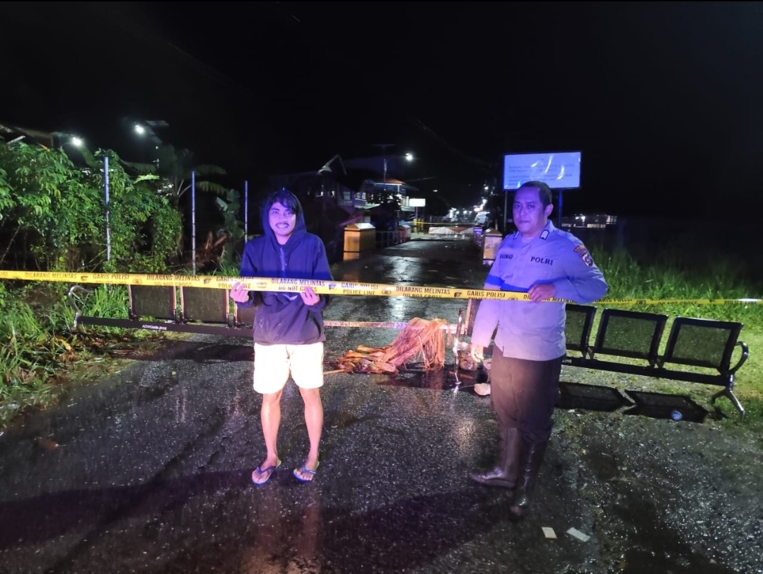 Demi Keselamatan Warga, Anggota Polsek Batipuh selatan Pasang Garis Polisi di Jembatan Yang Rusak di Malalo
