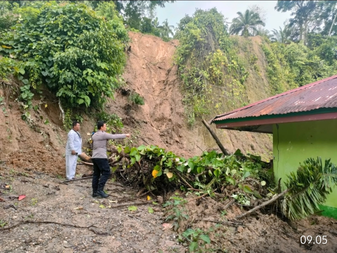 Tanah Longsor Timpa Sudut Bangunan SDN 10 Batang Gasan, Bhabinkamtibmas Lakukan Peninjauan