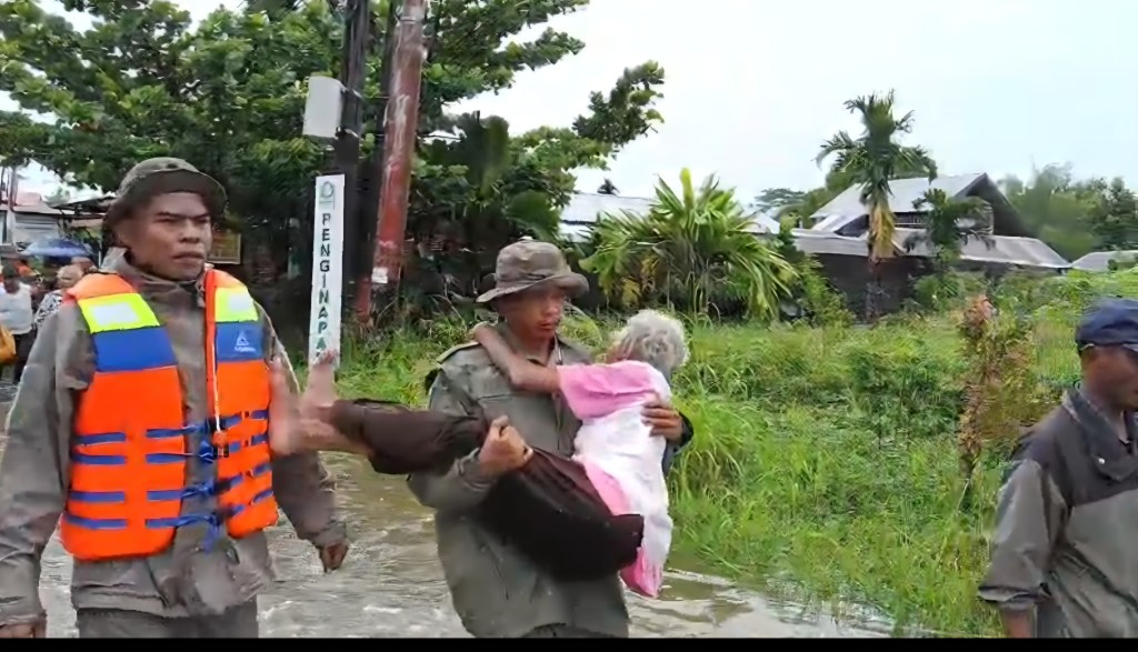 Lansia Diangkat, Warga Diamankan : Brimob Polda Sumbar Jadi Garda Terdepan Evakuasi&nbsp;Banjir