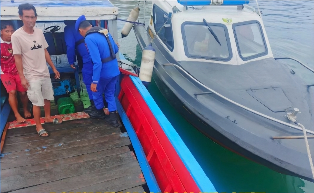 Ditpolairud Polda Sumbar Selamatkan Boat Servis Rusak Mesin di Teluk Bayur