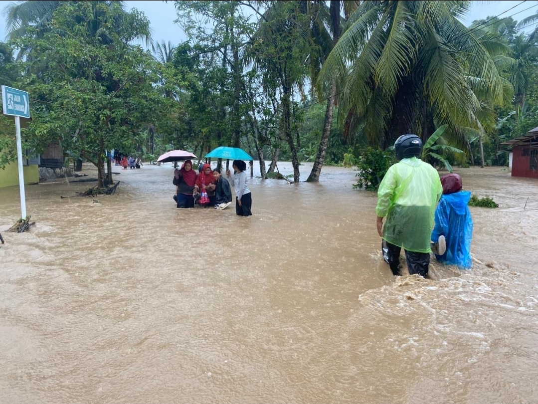 Gerak Cepat Tanggap Bencana Banjir, Polres Pariaman Turun Bantu Warga