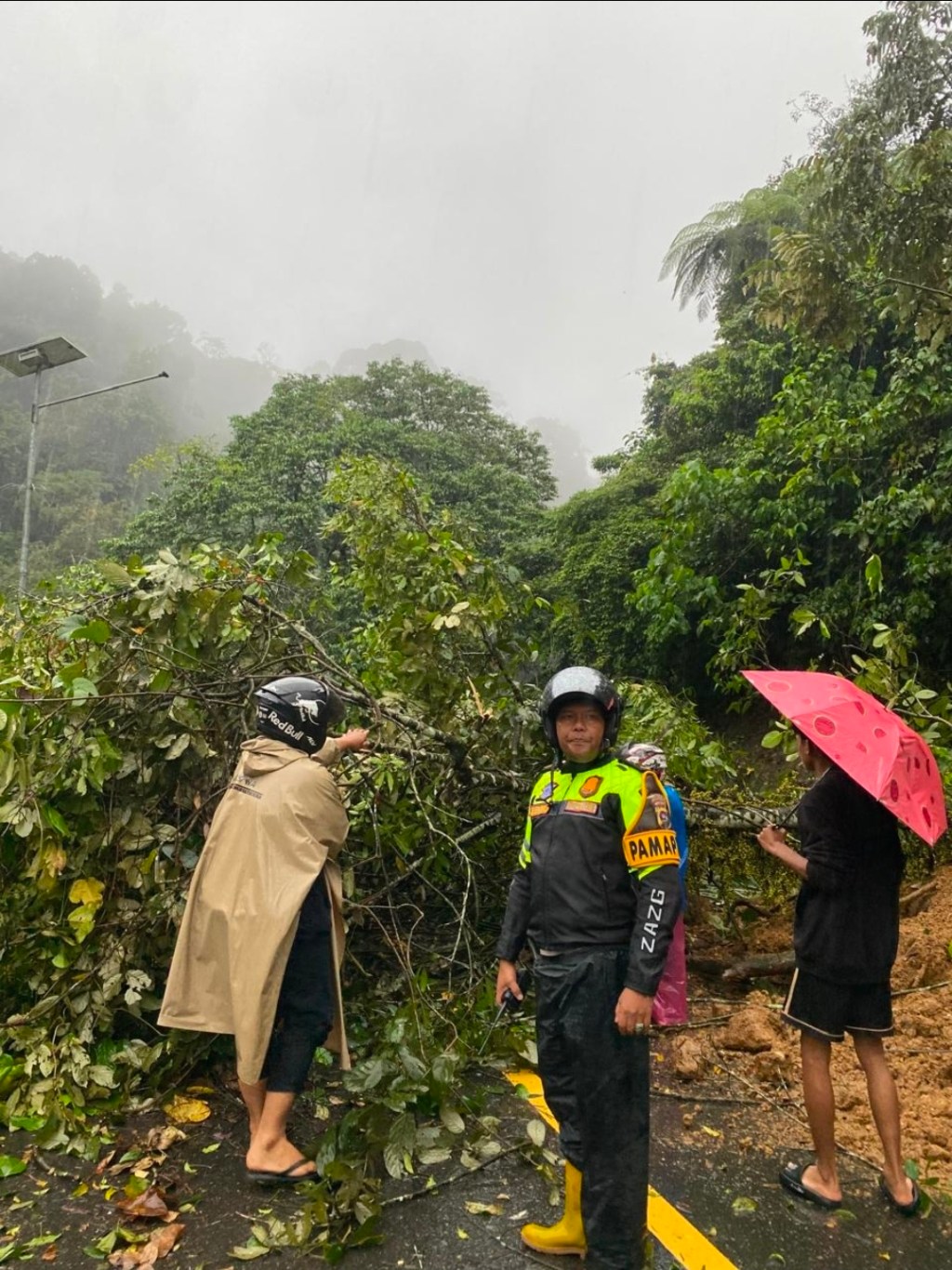 Arus Padang Panjang–Padang Lumpuh Total, Polres Pd.Panjang&nbsp; Turun Langsung Atur Rekayasa Lalu Lintas di Lembah&nbsp;Anai