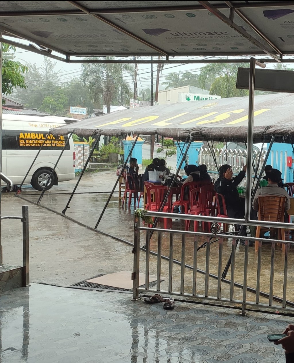 Polda Sumbar Dirikan 10 Posko Kemanusiaan Tanggap Darurat, Salurkan Bantuan & Operasikan Dapur Umum Untuk Warga Terdampak&nbsp;Banjir