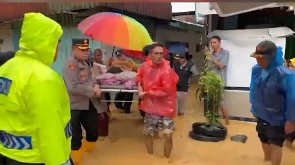 Kapolsek Kuranji Evakuasi Warga Sakit Terjebak Banjir ke Posko&nbsp;Bencana