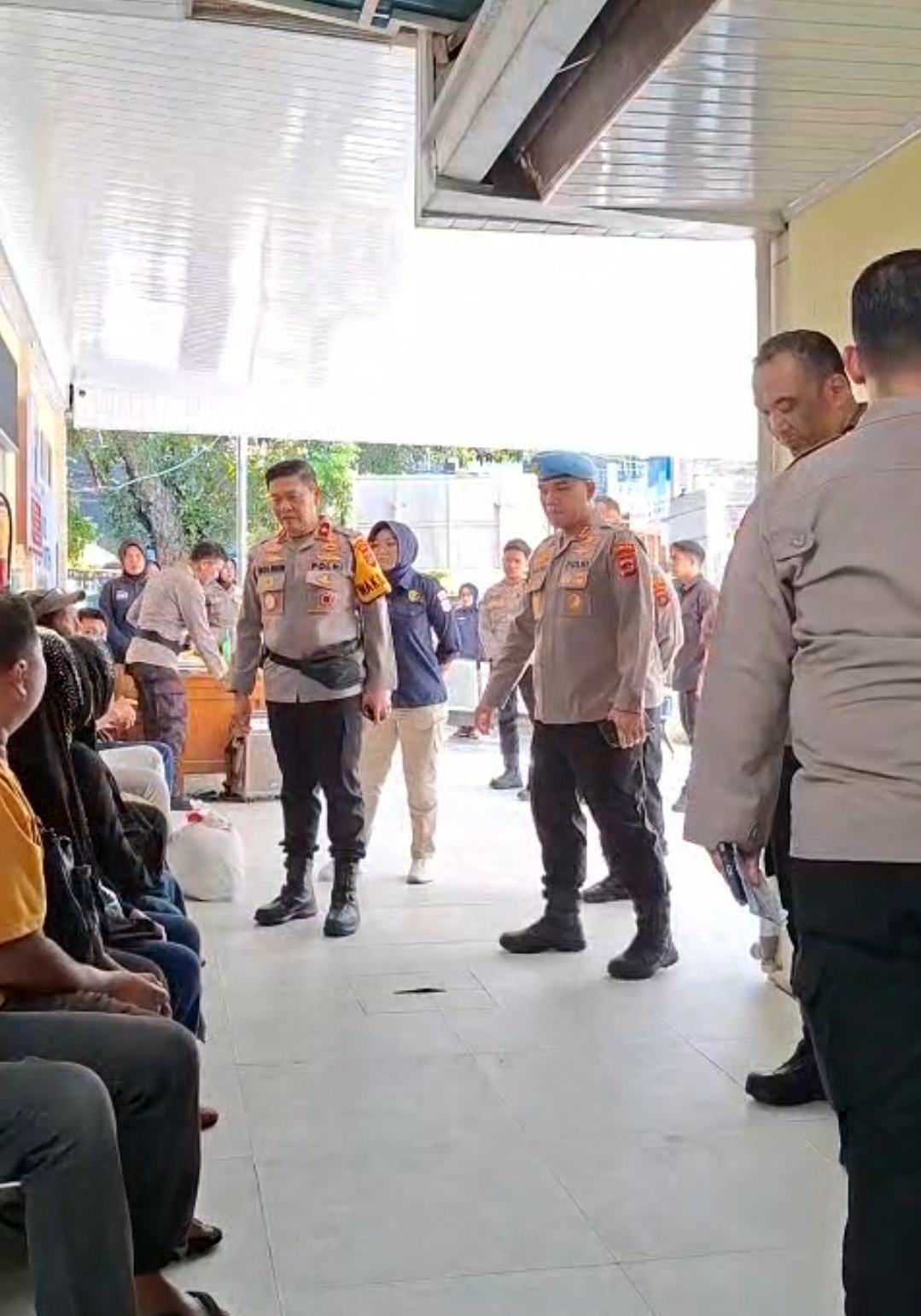 Wakapolda Sumbar Beri Dukungan Moril, Langsung Kunjungi Keluarga Korban Bencana di RS Bhayangkara Padang