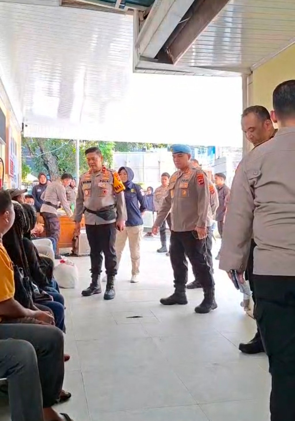 Wakapolda Sumbar Beri Dukungan Moril, Langsung Kunjungi Keluarga Korban Bencana di RS Bhayangkara&nbsp;Padang