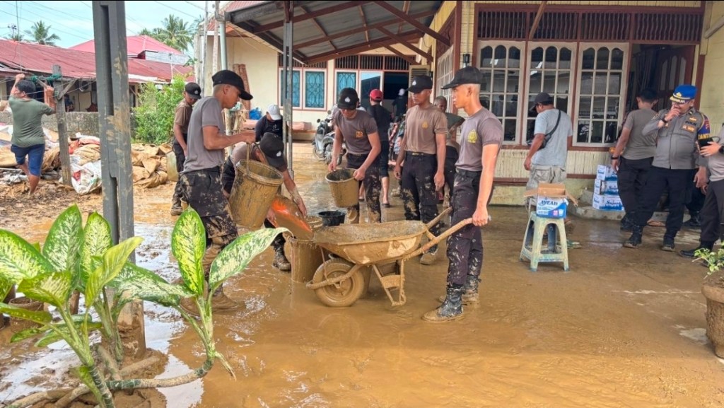 Personel Polda Sumbar Terjun Langsung Bantu Bersihkan Rumah Warga Terdampak Banjir di Sungai Lareh, Kombes Susmelawati: Ini Komitmen Polri Hadir untuk&nbsp;Masyarakat