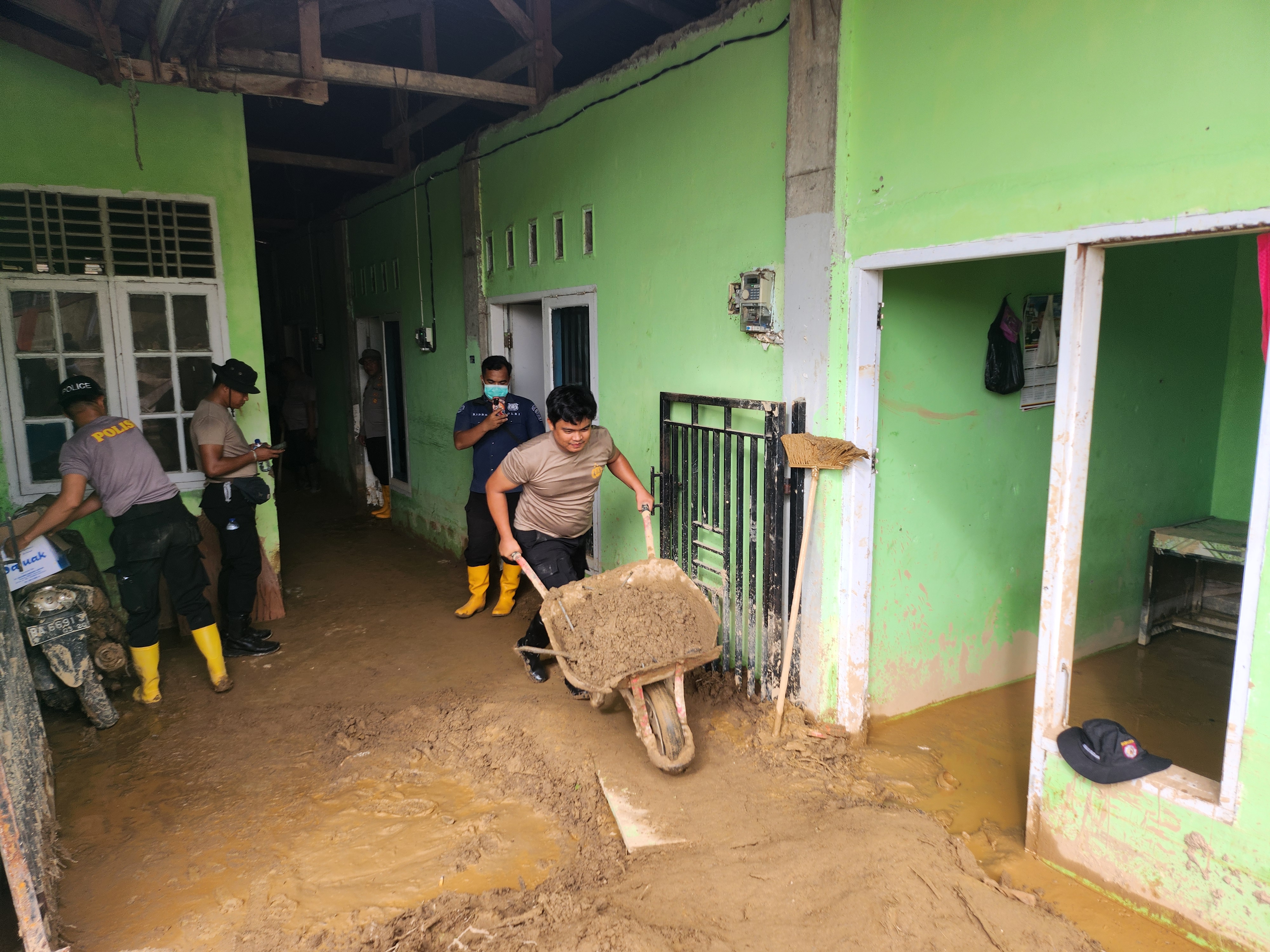 Turun ke Rumah-Rumah Warga, Polda Sumbar Percepat Pemulihan Gunung Nago