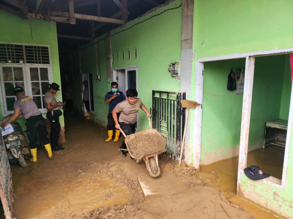 Turun ke Rumah-Rumah Warga, Polda Sumbar Percepat Pemulihan Gunung&nbsp;Nago