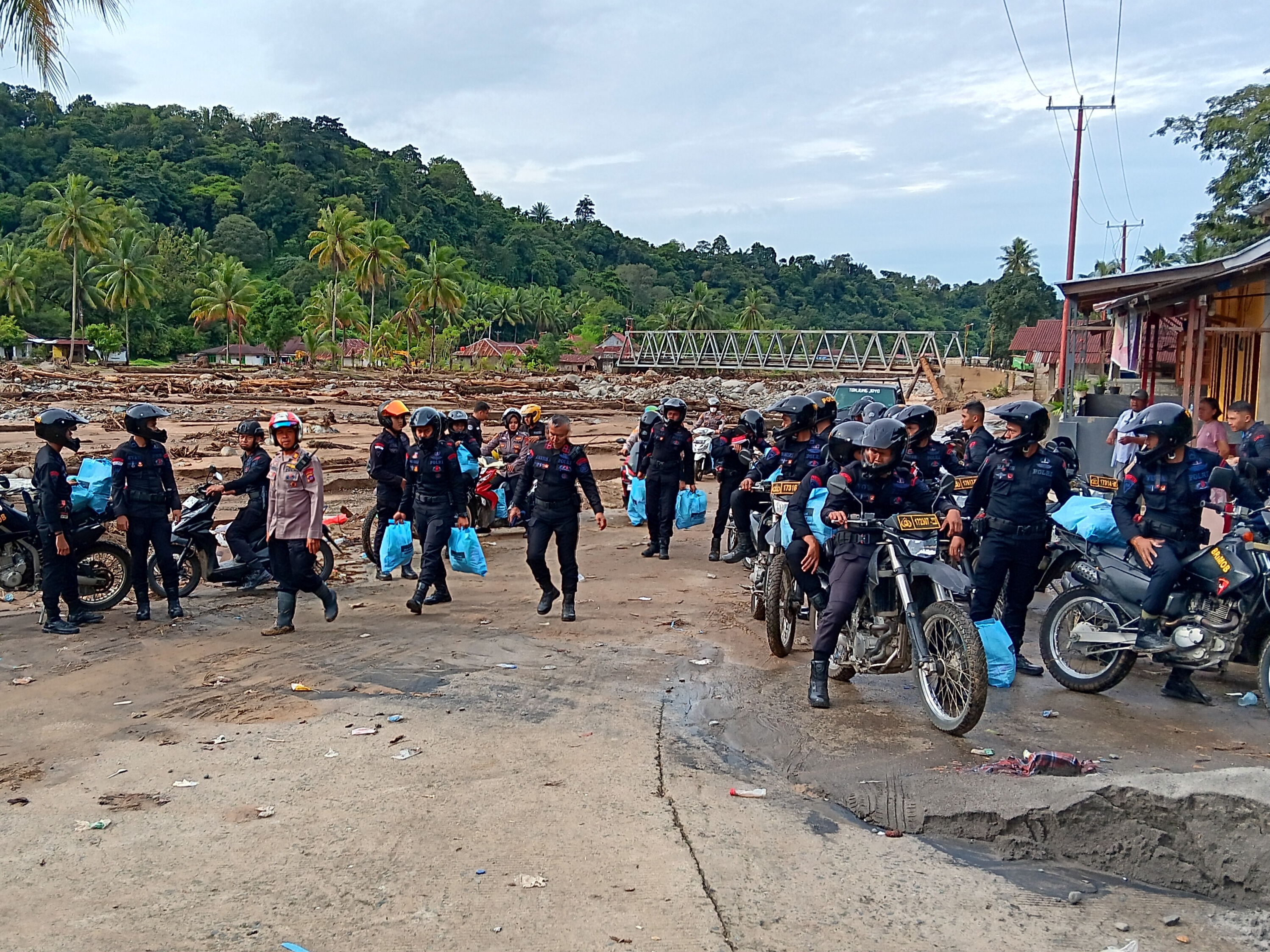 Polda Sumbar Distribusikan Sembako Door to Door untuk Warga Batu Busuk dan Sungai Lareh
