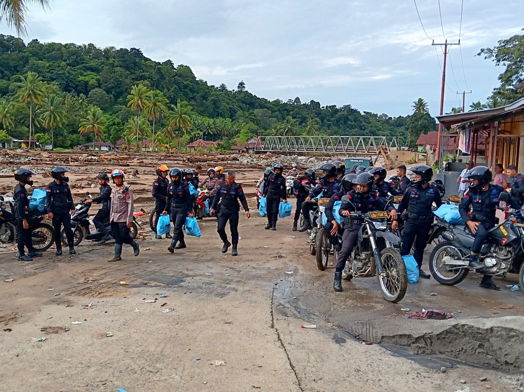 Polda Sumbar Distribusikan Sembako Door to Door untuk Warga Batu Busuk dan Sungai&nbsp;Lareh