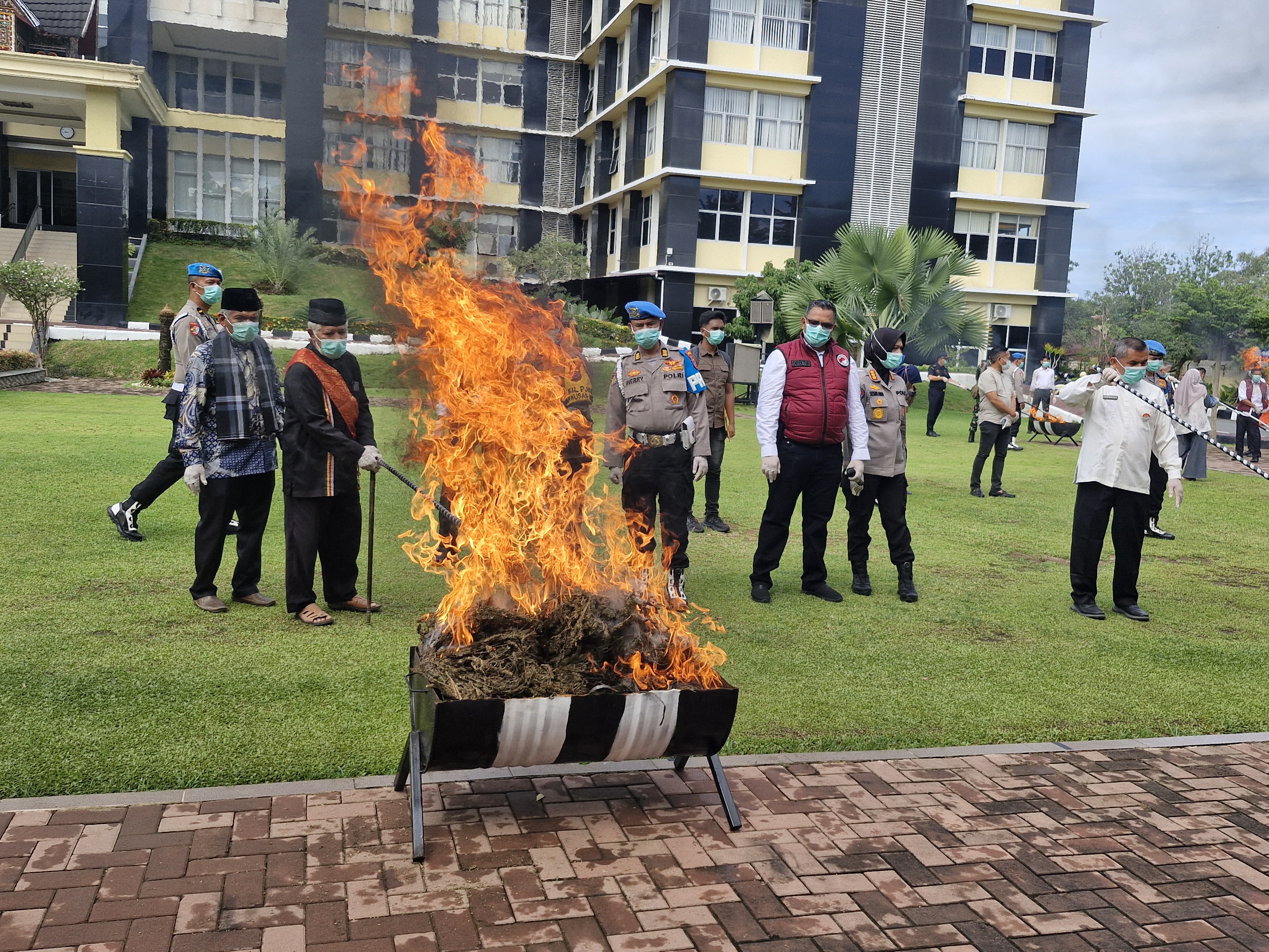 Polda Sumbar Musnahkan 121 Kg Ganja Meski Sibuk Tangani Bencana